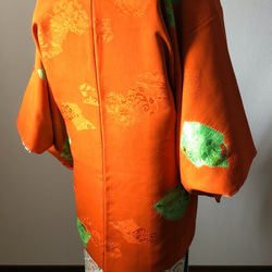 正絹　袷羽織　サンセットオレンジに地模様とグリーンの絞り更紗柄 8枚目の画像