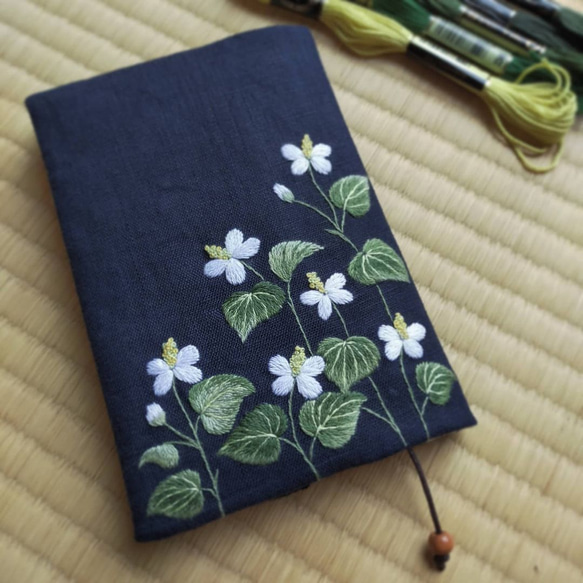 文庫本用】刺繍ブックカバー*どくだみ しおり・ブックマーク