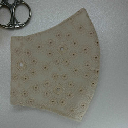 送料無料！小花柄　コットンレース全面刺繍マスク「ベージュ」保湿・摩擦防止素材対応 2枚目の画像