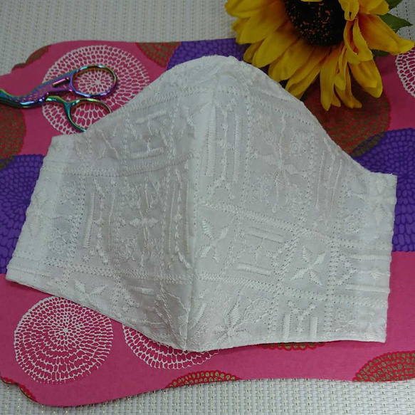 送料無料❕６０ローン全面刺繍夏マスク白でも幾何学模様でオシャレを✨ 1枚目の画像