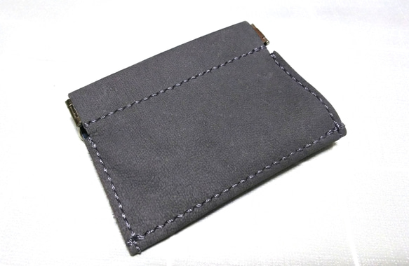 【送料無料】コンパクトなバネ口二つ折り財布 グレー 革 2枚目の画像