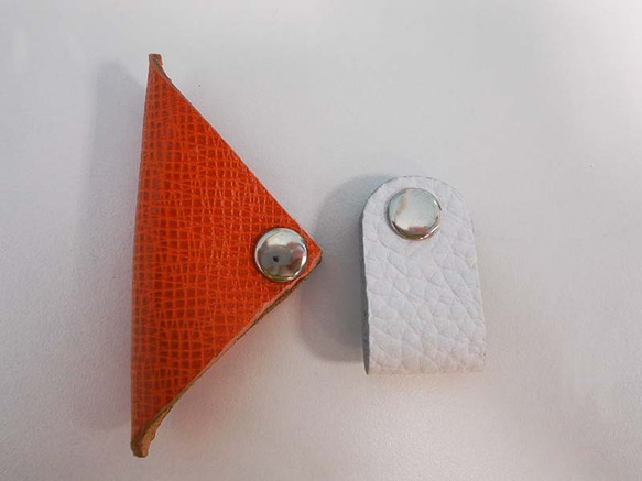 ケーブルホルダー２個セット／オレンジ色、白色〈牛革〉 1枚目の画像