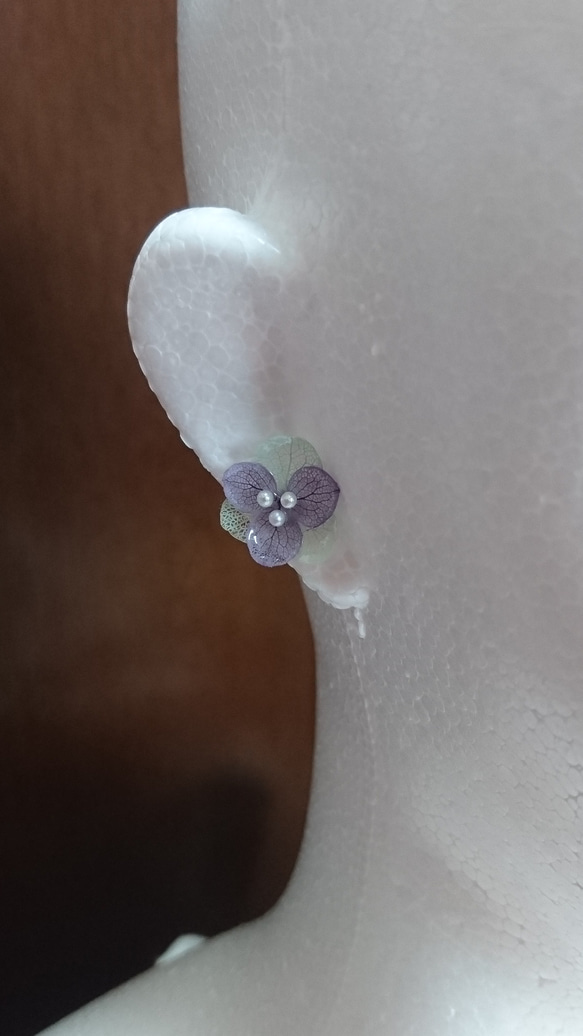 【お試し価格】《 2枚重ね 》紫陽花のイヤリング (ラベンダー & ミント)   ﾃﾞﾘｹｰﾄ ｼﾘｰｽﾞ 2枚目の画像