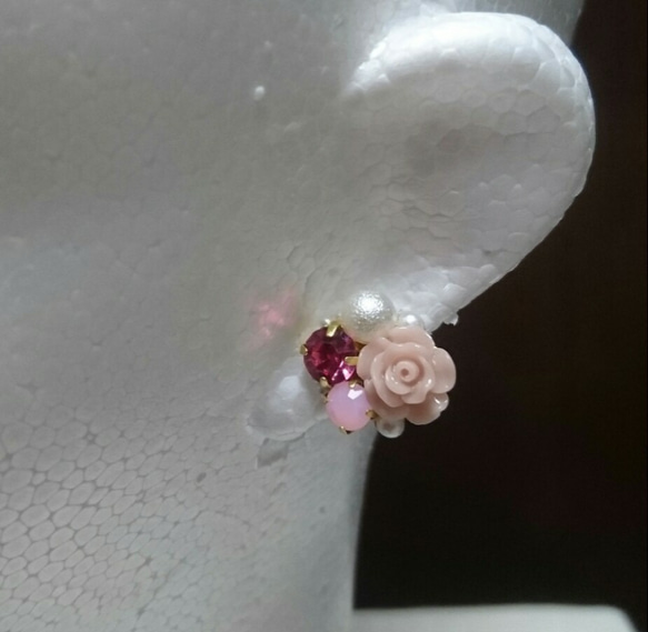 薔薇とビジューのイヤリング(ダークピンク & ピンク系) 1枚目の画像