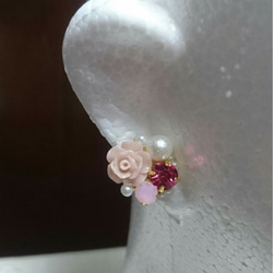 薔薇とビジューのイヤリング(ダークピンク & ピンク系) 2枚目の画像