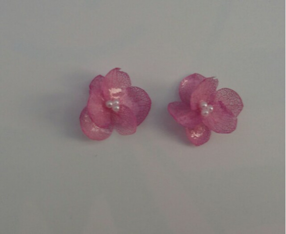 《 クロス重ね 》紫陽花のイヤリング or ピアス(カシスピンク)   ﾃﾞﾘｹｰﾄ ｼﾘｰｽﾞ 2枚目の画像