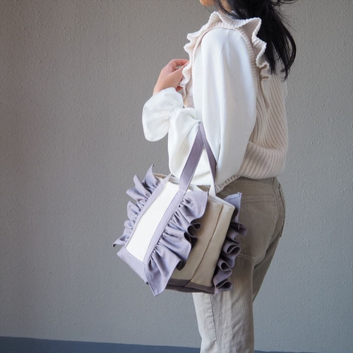 ダイナミックなフリルのトートバッグ（S・グレー） トートバッグ