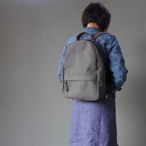 シンプルリュック（グレー）背面ポケット付き リュック・バックパック  