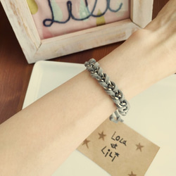 Entwined Suede Leather and Metal Bracelet *Light Grey* 2枚目の画像