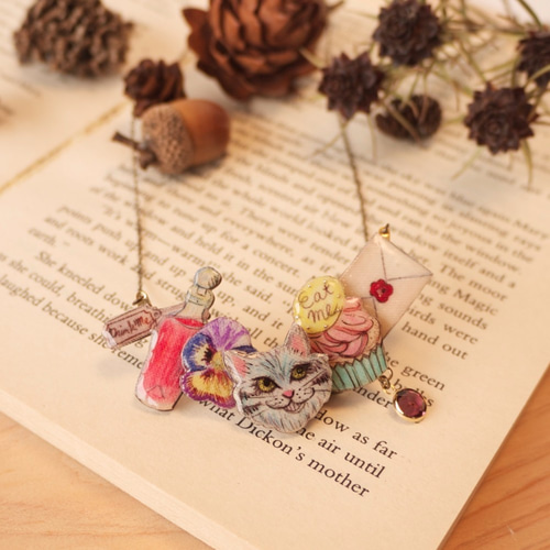 不思議の国のアリスチェシャ猫の木製ネックレス ブローチ Alisa