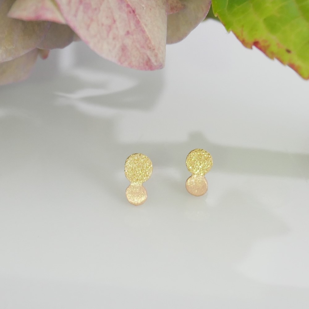 《送料無料》K18 ピアス まる ダイヤタガネ 彫金技法