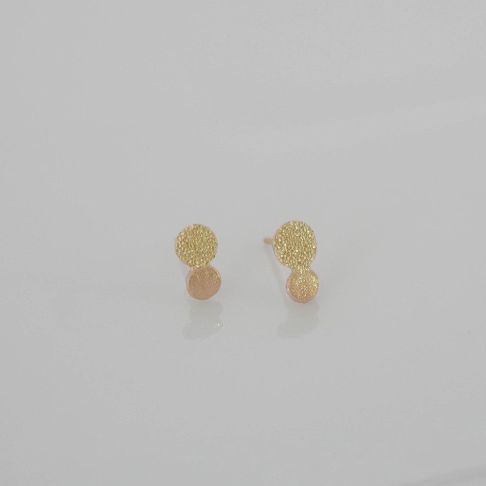 《送料無料》K18 ピアス まる ダイヤタガネ 彫金技法