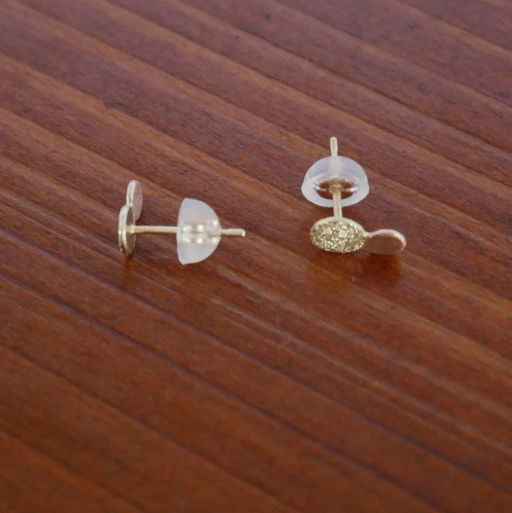 《送料無料》K18 ピアス まる ダイヤタガネ 彫金技法