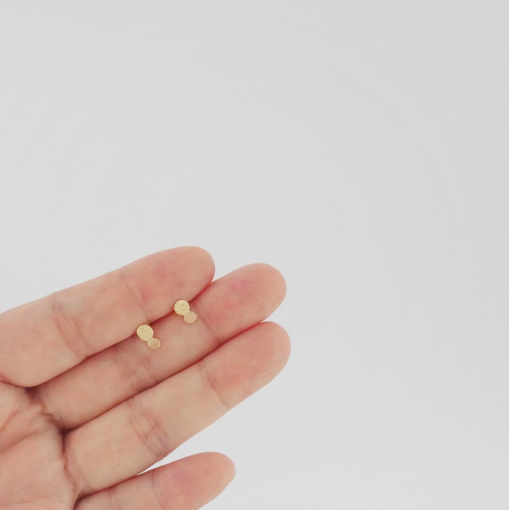 《送料無料》K18 ピアス まる ダイヤタガネ 彫金技法