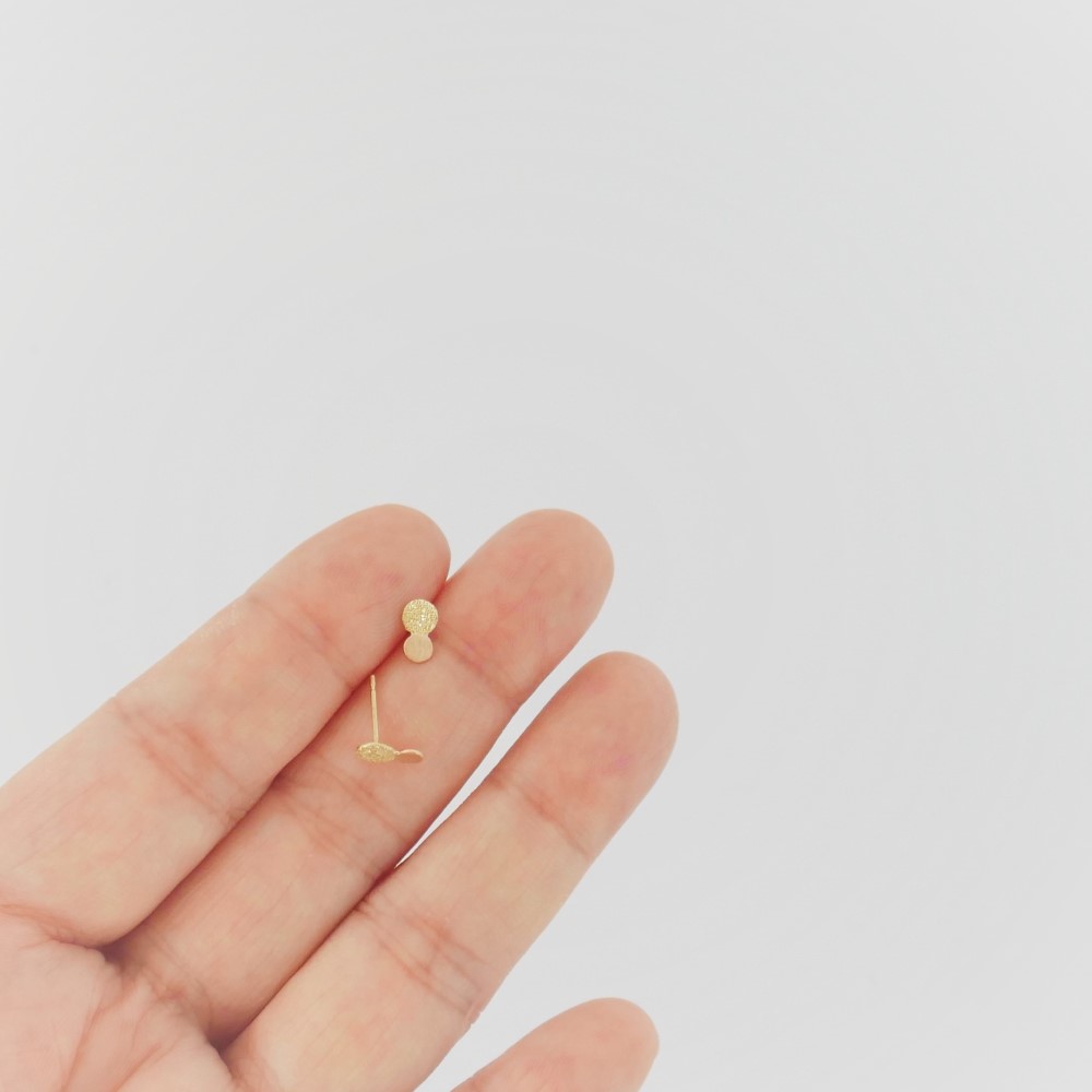 《送料無料》K18 ピアス まる ダイヤタガネ 彫金技法