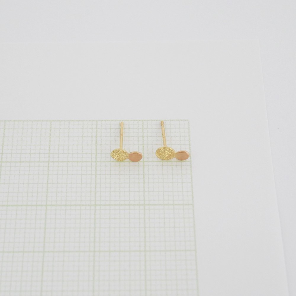 《送料無料》K18 ピアス まる ダイヤタガネ 彫金技法