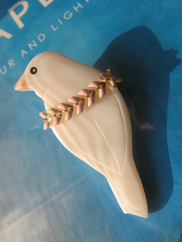 　白文鳥　　天然貝製♥ピンクの葉飾り♥　ブローチ＆ペンダント 3枚目の画像