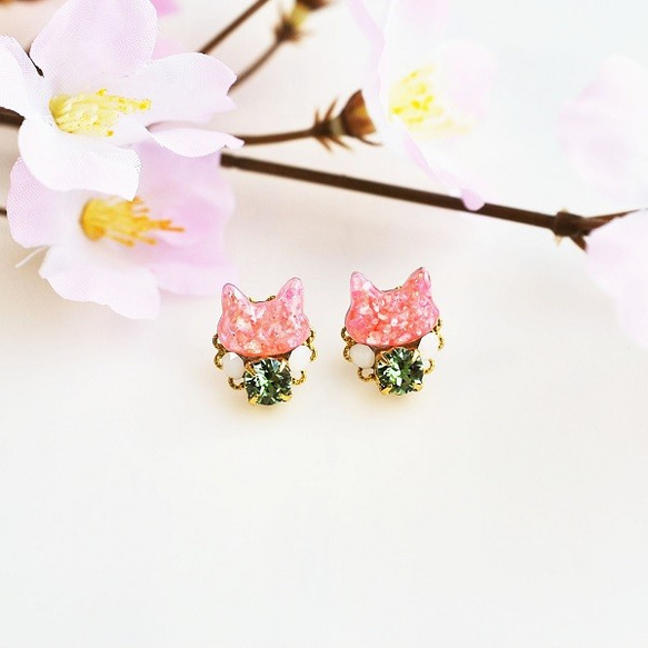 【春限定】◇さくらもち◇桜色の猫とビジューが輝くピアス/イヤリング 1枚目の画像