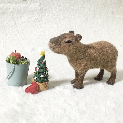 カピバラ (立ちスタイル) クリスマスツリー付き 羊毛フェルト rai