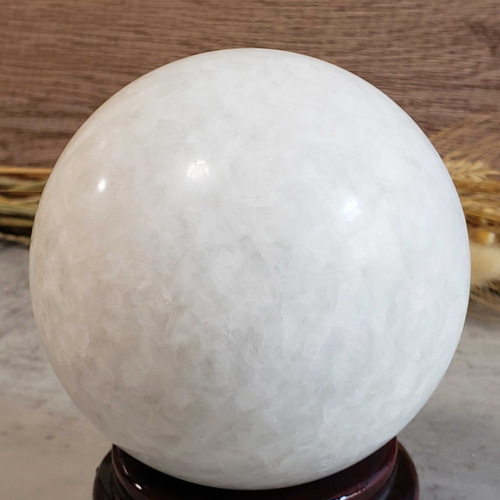 盤型の白い天然石 玉髄か水晶系 約24cm