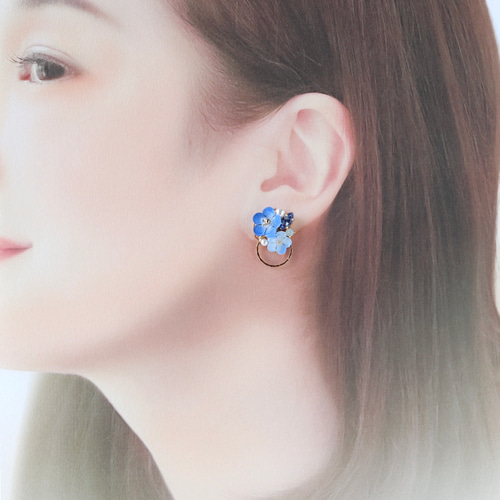 ネモフィラbijou*輪っかのピアス/イヤリング (青、花、ギフト ネモフィラbijou*輪っかのピアス/イヤリング (青、花、ギフト