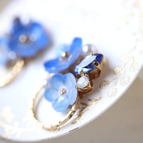 ネモフィラbijou*輪っかのピアス/イヤリング (青、花、ギフト ネモフィラbijou*輪っかのピアス/イヤリング (青、花、ギフト