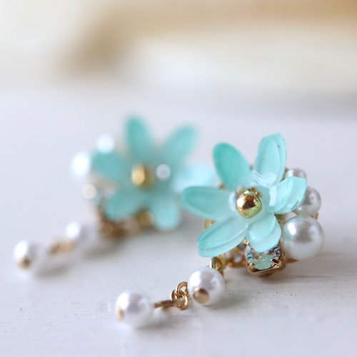 No.6-B　カラーパール☆ピアス・イヤリング(ミント) ミント色の花ひと粒ピアス／イヤリング、ミントグリーン ピアス