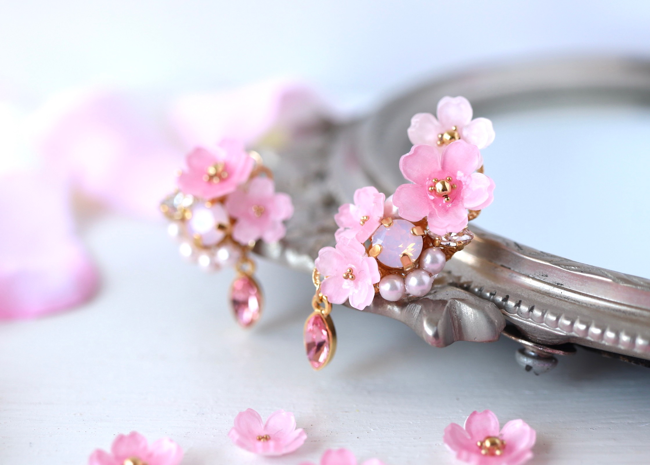 桜ときらめくbijouのピアス／イヤリング（右耳）+イヤーカフ（左耳）