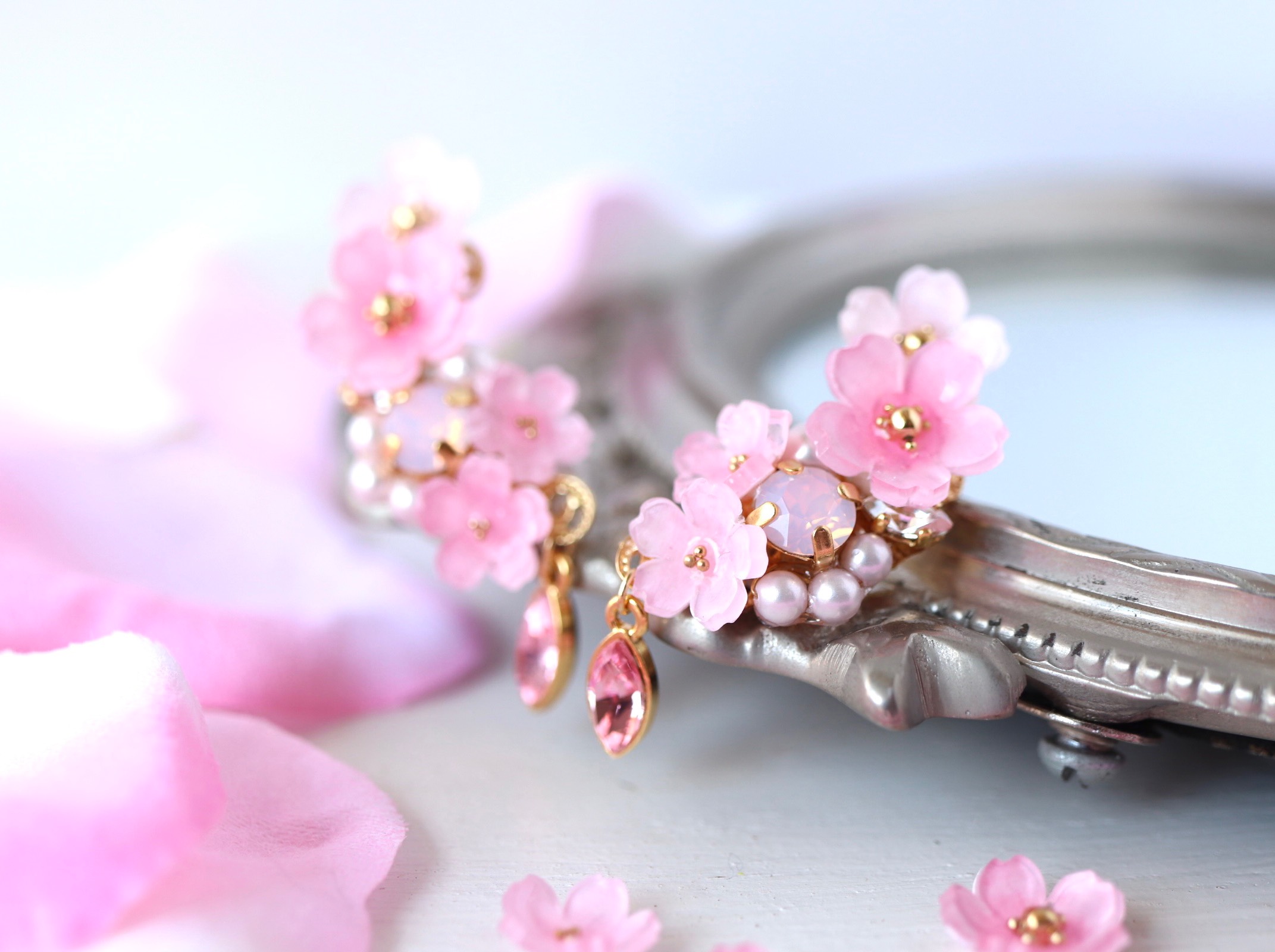 桜ときらめくbijouのイヤーカフ