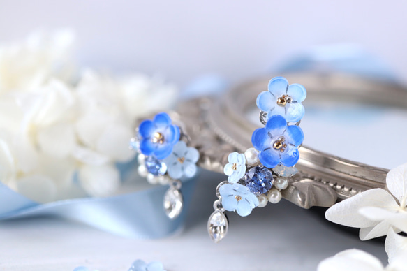 [特集] Nemophila 和閃閃發光的寶石耳環/耳環（右耳）+ 耳夾（左耳） 鮮花，藍色，禮物 第1張的照片