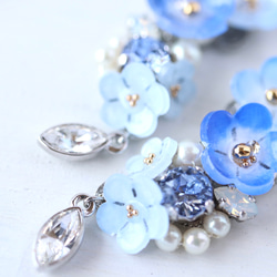 [特集] Nemophila 和閃閃發光的寶石耳環/耳環（右耳）+ 耳夾（左耳） 鮮花，藍色，禮物 第3張的照片