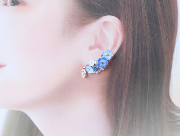 [特集] Nemophila 和閃閃發光的寶石耳環/耳環（右耳）+ 耳夾（左耳） 鮮花，藍色，禮物 第4張的照片