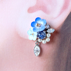 [特集] Nemophila 和閃閃發光的寶石耳環/耳環（右耳）+ 耳夾（左耳） 鮮花，藍色，禮物 第5張的照片