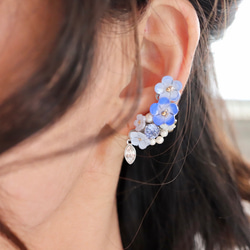 Nemophila 和閃閃發光的珠寶耳骨夾（雙耳），花朵，藍色，禮物 第10張的照片