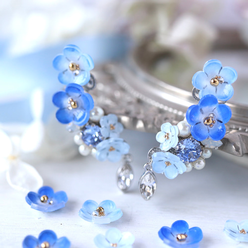 ネモフィラ*きらめくbijouのイヤーカフ（両耳） 花 青 ギフト