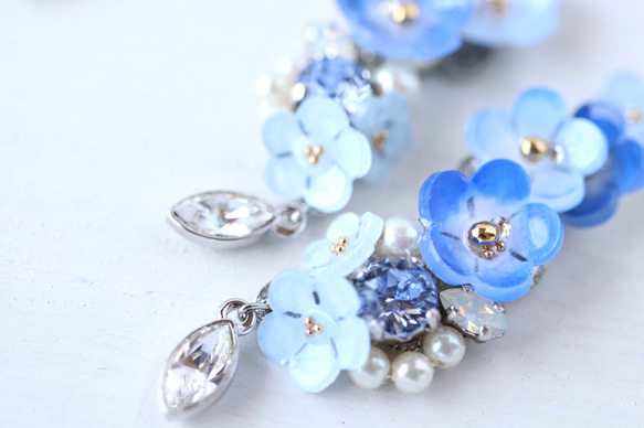 Nemophila 和閃閃發光的珠寶耳骨夾（雙耳），花朵，藍色，禮物 第2張的照片