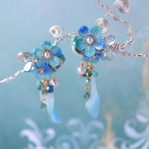 揺らめくミントブルー花のピアス／イヤリング イヤリング 