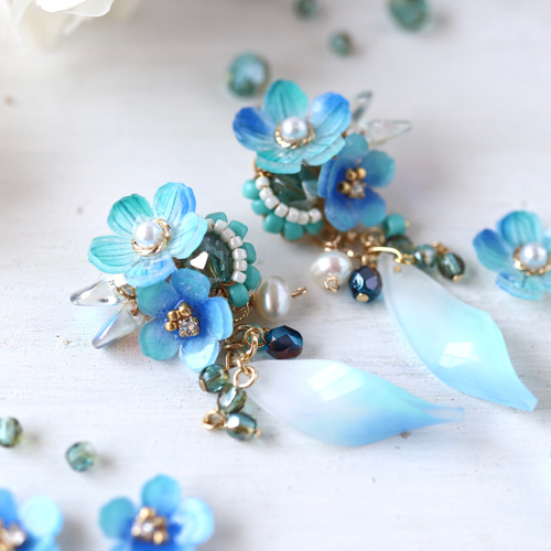 揺らめくミントブルー花のピアス／イヤリング イヤリング 