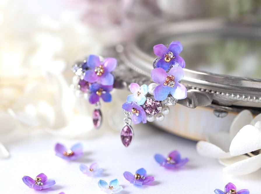紫陽花ときらめくbijouのピアス／イヤリング（右耳）+イヤーカフ（左耳）花、ギフト
