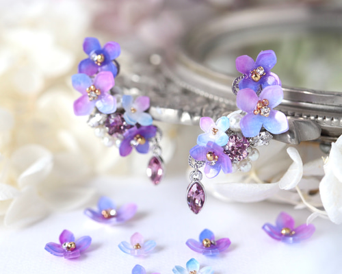 紫陽花ときらめくbijouのイヤーカフ（両耳）花、ギフト イヤーカフ