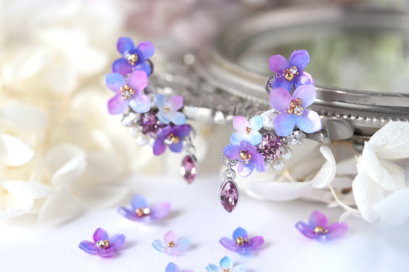 紫陽花ときらめくbijouのイヤーカフ（両耳）花、ギフト 1枚目の画像