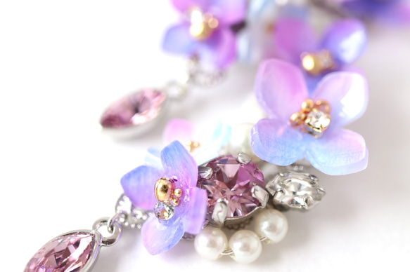 繡球花和閃閃發光的珠寶耳夾花，禮物 第3張的照片