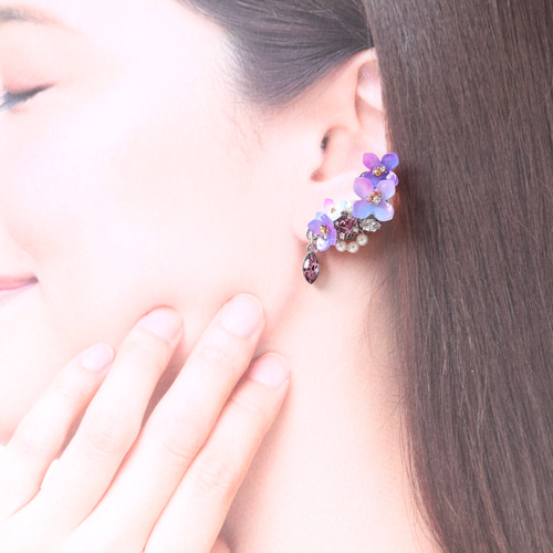 ピアス　イヤーカフ　ピンク　紫　ビジュー　パール　大人　可愛い　ハンドメイド 紫陽花ときらめくbijouのイヤーカフ（両耳）花、ギフト