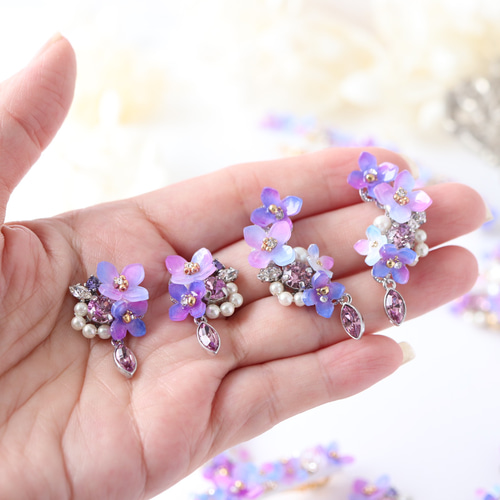 紫陽花ときらめくbijouのイヤーカフ（両耳）花、ギフト イヤーカフ