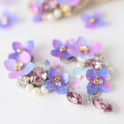 繡球花和閃閃發光的珠寶耳夾花，禮物 第8張的照片