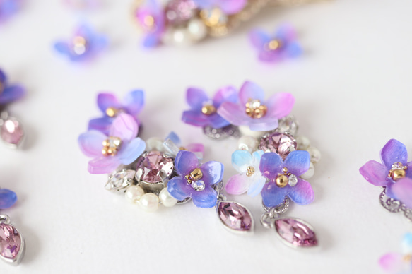 繡球花和閃閃發光的珠寶耳夾花，禮物 第8張的照片