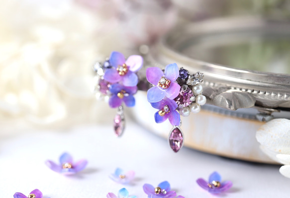 紫陽花ときらめくbijouのピアス／イヤリング　花、ギフト 1枚目の画像