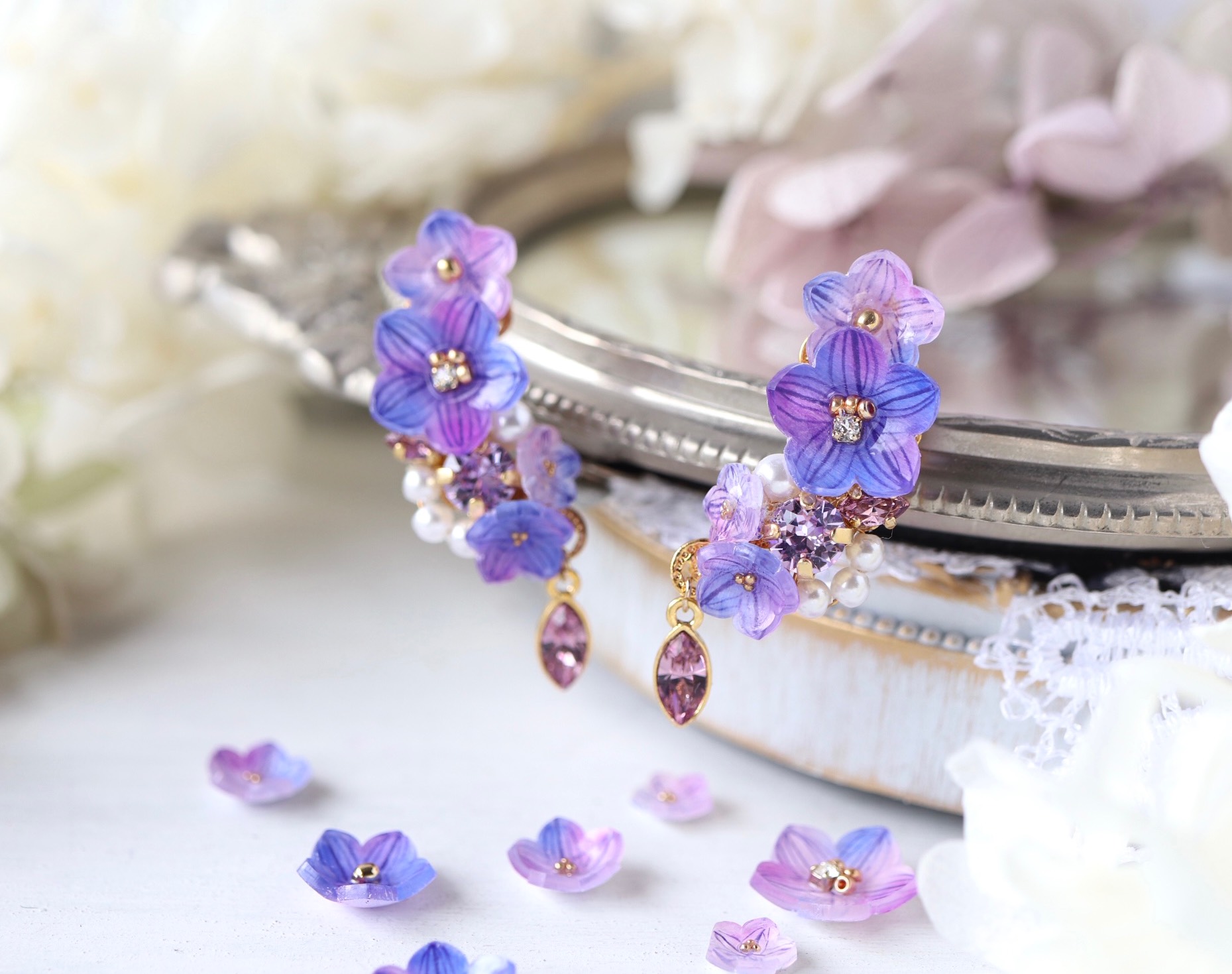 ハンドメイド お花とカラフルビジュー ♡ ピアス風 ビジュー イヤーカフ ♡ ハンドメイド お花とカラフルビジュー ♡ ピアス風 ビジュー