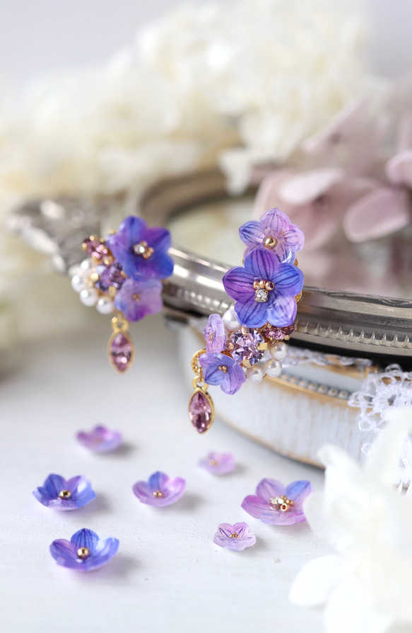 風鈴草和閃閃發光的寶石耳環/耳環（右耳）+ 耳夾（左耳） 花朵，紫色，禮物 第1張的照片