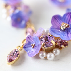 風鈴草和閃閃發光的寶石耳環/耳環（右耳）+ 耳夾（左耳） 花朵，紫色，禮物 第5張的照片